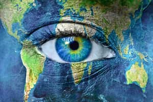 Planeta tierra y ojo humano azul - "Elementos de esta imagen proporcionada por la NASA"