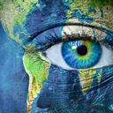 Planeta tierra y ojo humano azul - "Elementos de esta imagen proporcionada por la NASA"