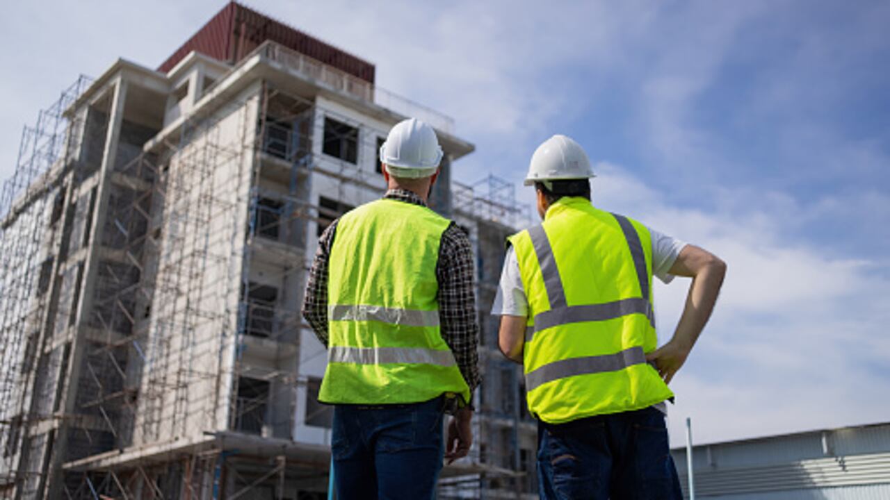 Los ingenieros en el lugar de trabajo están inspeccionando las especificaciones de edificios, apartamentos y residencias..