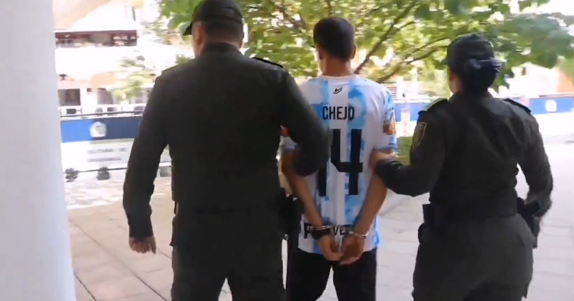 Uno fue llevado a la cárcel, mientras que el otro dejado en libertad, causando la indignación de varios pobladores.