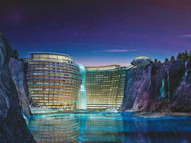 El superhotel - Desde 2013, cientos de obreros construyen los 19 pisos del Songjiang Hotel. El ecoresort, inspirado en los jardines colgantes de Babilonia, surge de una antigua cantera abandonada a las afueras de Shanghái, China. Estará listo en 2017.