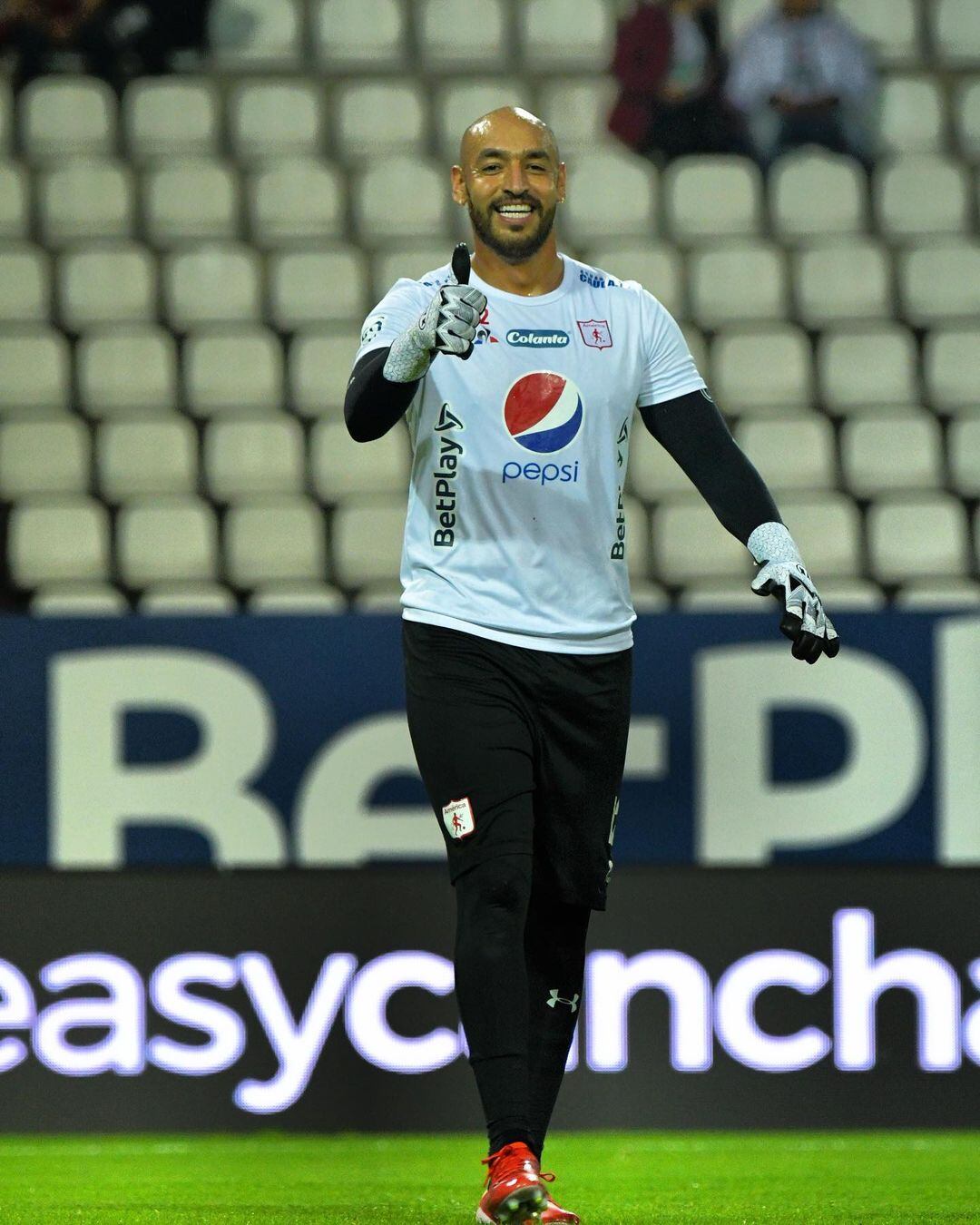 El arquero seguirá en el club escarlata