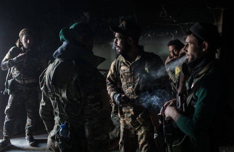 BAGOUZ, SIRIA - 10 DE FEBRERO: Las fuerzas democráticas sirias (SDF) ocupan un edificio cerca de la línea del frente el 10 de febrero de 2019 en Bagouz, Siria. Los ataques aéreos de la coalición liderados por Estados Unidos continuaron a lo largo de Bagouz cuando el SDF intensificó su campaña final para expulsar a los combatientes restantes del EIIL. FOTO: Chris McGrath / Getty Images