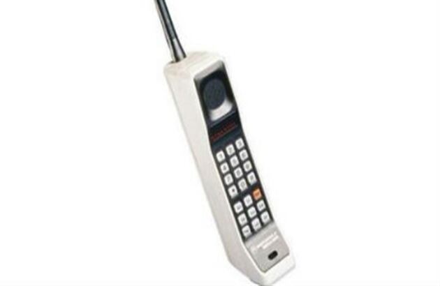 El Motorola Dynatac 8000 es conocido como el primer celular de la historia. Parecía un ladrillo que no entraba en ningún bolsillo.