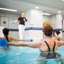 La hidroterapia puede ayudar a aliviar los dolores de la artritis.