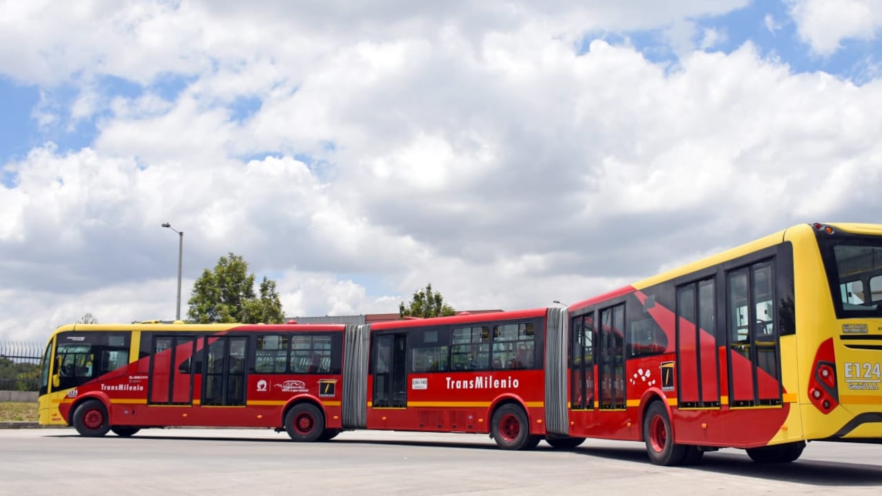 Actualmente, los sistemas de transporte masivo de ciudades como Bogotá han incorporado vehículos a gas en su flota.