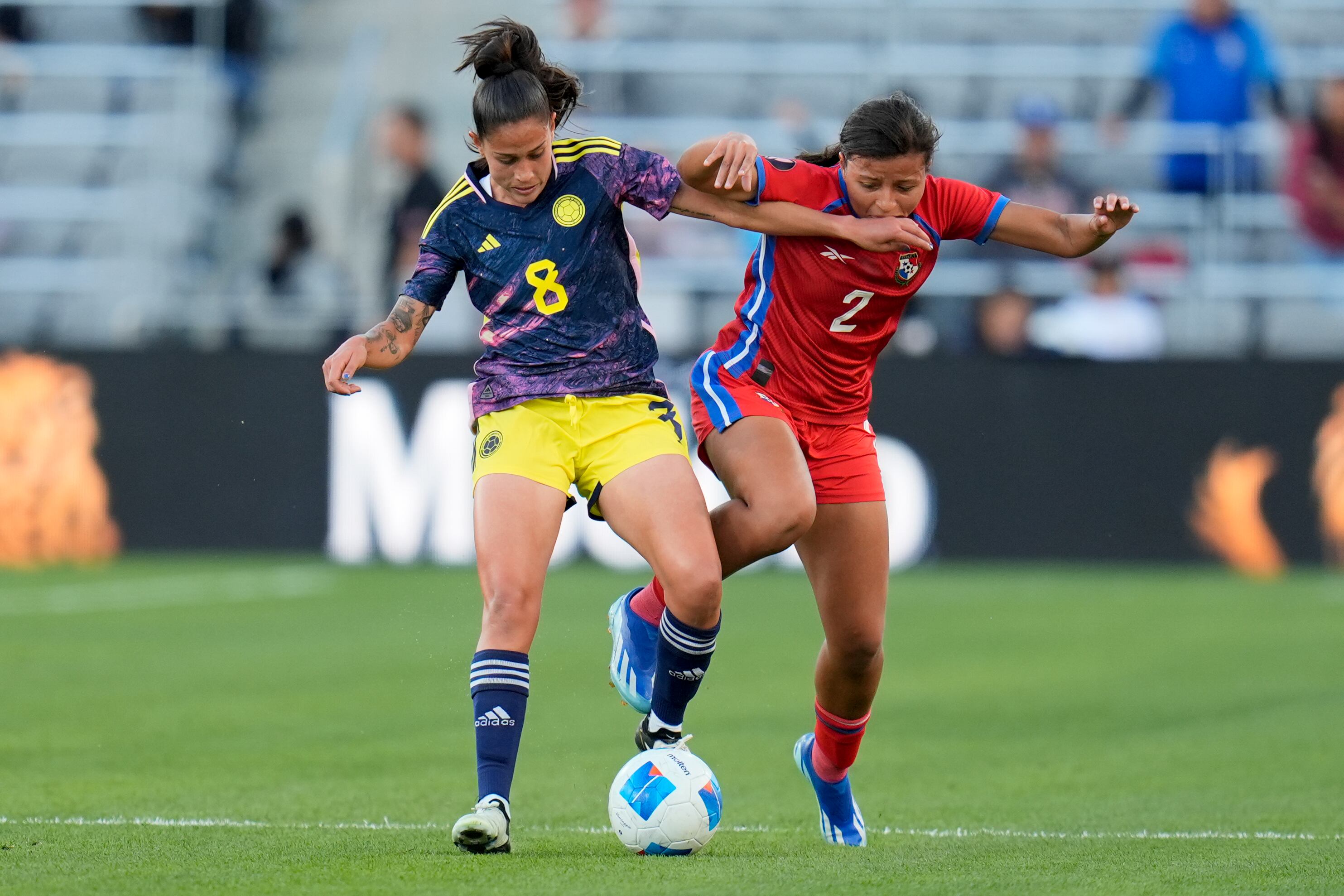 La colombiana Marcela Restrepo, izquierda, lucha contra Hilary Jaén de Panamá por el balón durante la primera mitad de un partido del torneo de fútbol femenino de la Copa Oro de la CONCACAF, el miércoles 21 de febrero de 2024, en San Diego. (Foto AP/Gregory Bull)