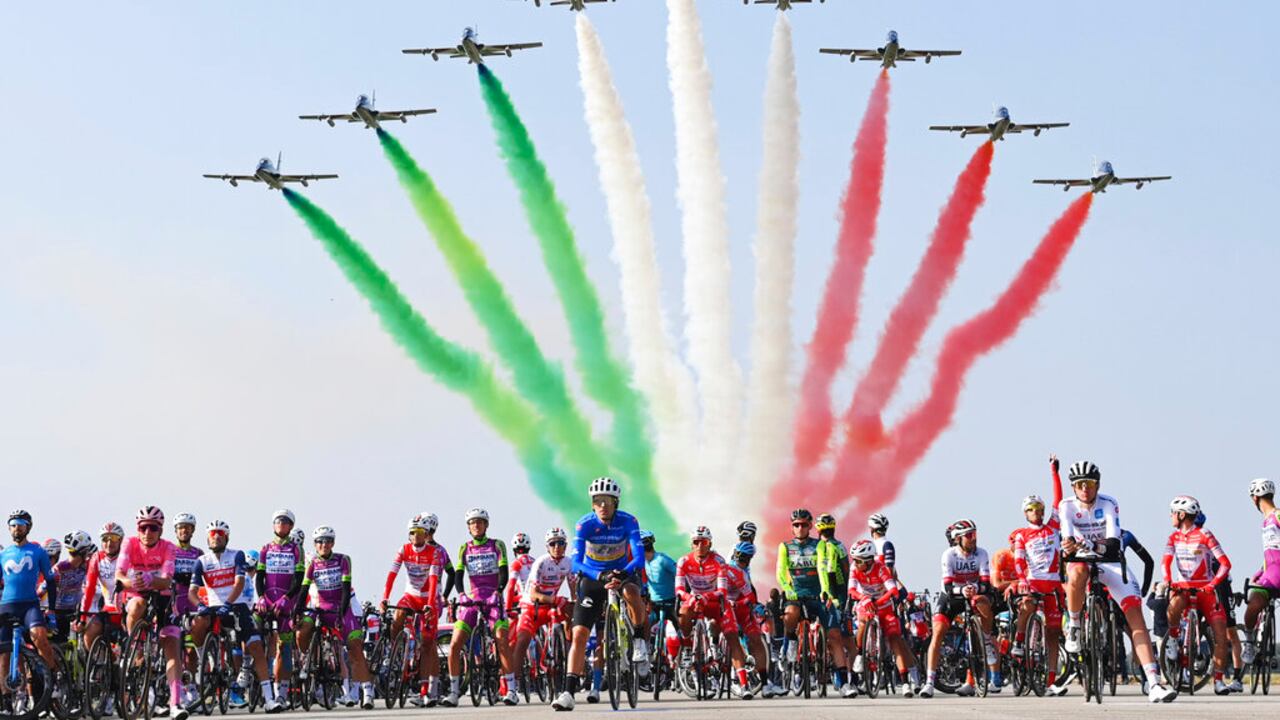 El inicio de la etapa 15 del Giro de Italia en una base de la Fuerza Aérea Italiana.