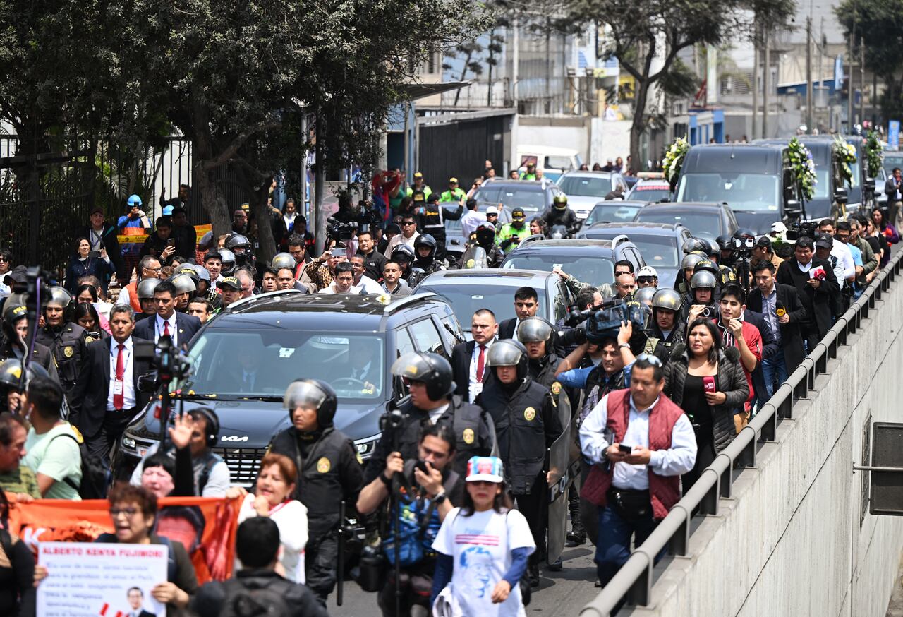 El coche fúnebre del difunto ex presidente de Perú, Alberto Fujimori, avanza hacia el Ministerio de Cultura para su velorio en Lima el 12 de septiembre de 2024. El ex presidente de Perú, Alberto Fujimori, quien gobernó su país con puño de hierro y luego pasó 16 años en prisión por crímenes contra humanidad, falleció el miércoles a los 86 años en la capital Lima. (Foto de ERNESTO BENAVIDES/AFP)