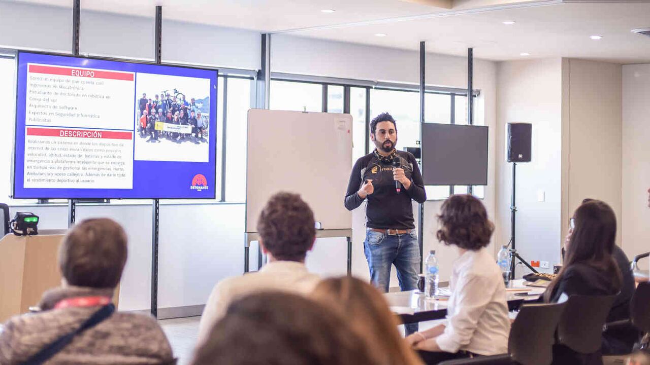 La metodología de esta Mesa es sencilla: los microempresarios dan a conocer ante un jurado sus ideas de negocio y estos los orientan y los ayudan a evolucionar.