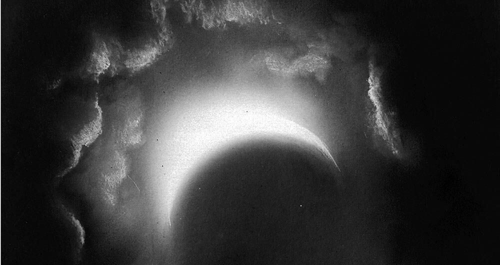 "Admiremos a quienes levantan la cámara y apuntan hacia lo desconocido".