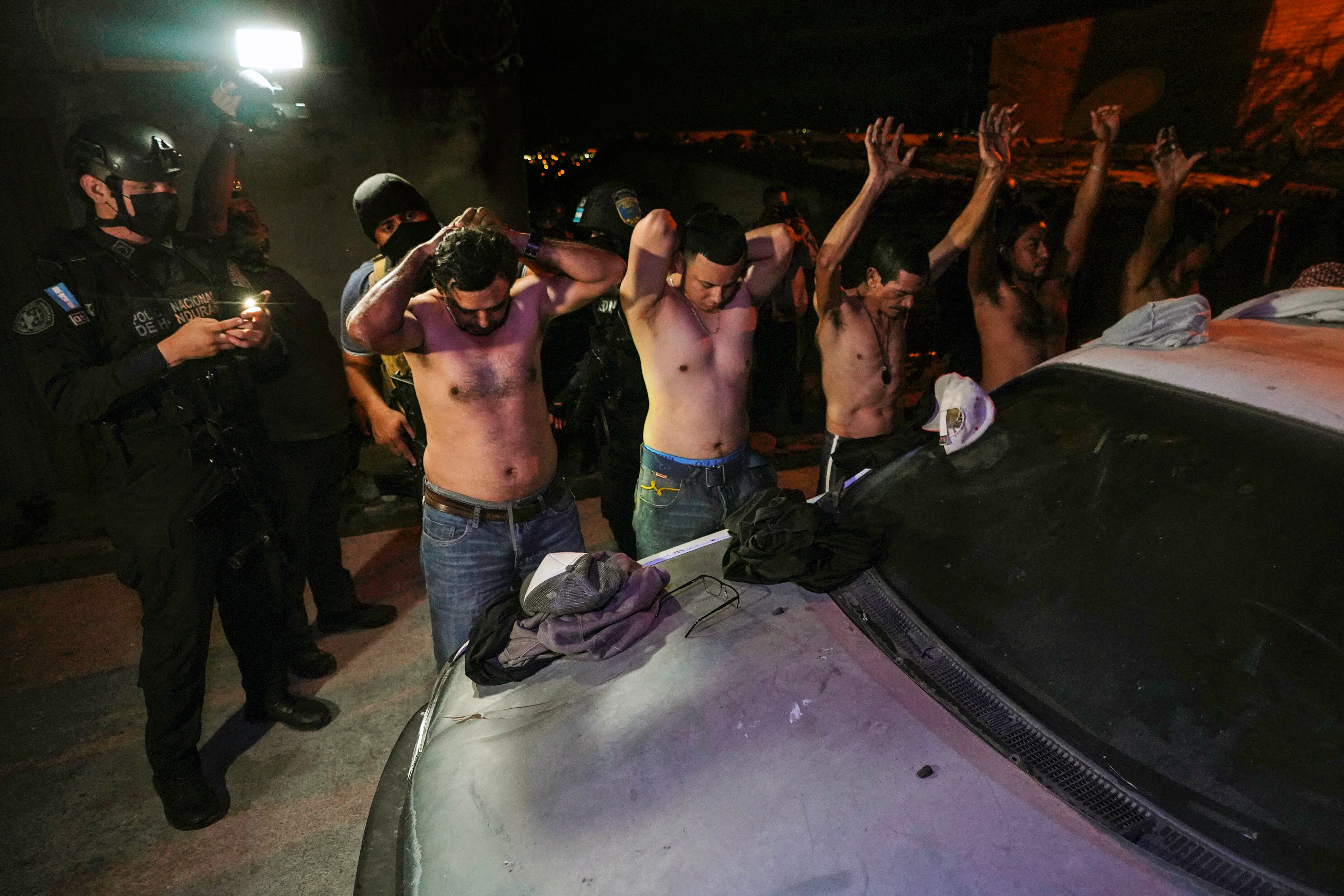 El gobierno hondureño envío a policías y militares en una ofensiva contra las pandillas de ese país. (Photo by Johny Magallanes / AFP)