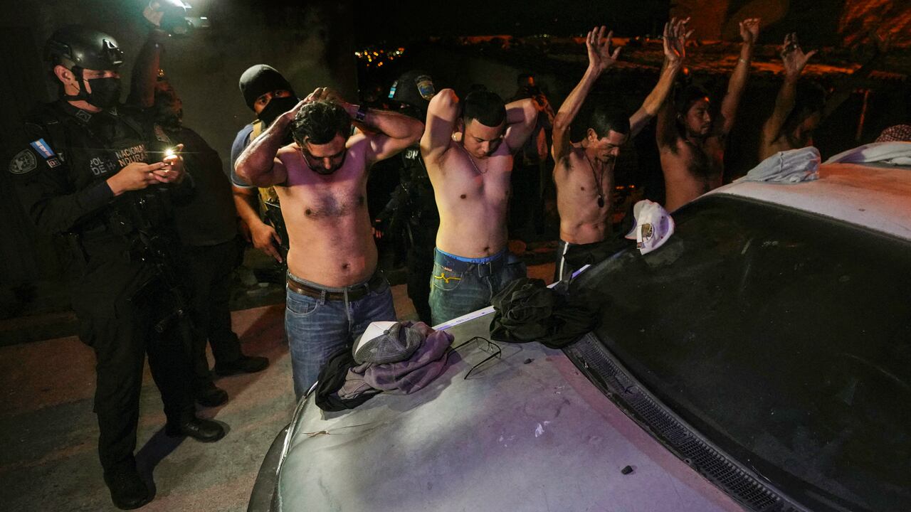 El gobierno hondureño envío a policías y militares en una ofensiva contra las pandillas de ese país. (Photo by Johny Magallanes / AFP)