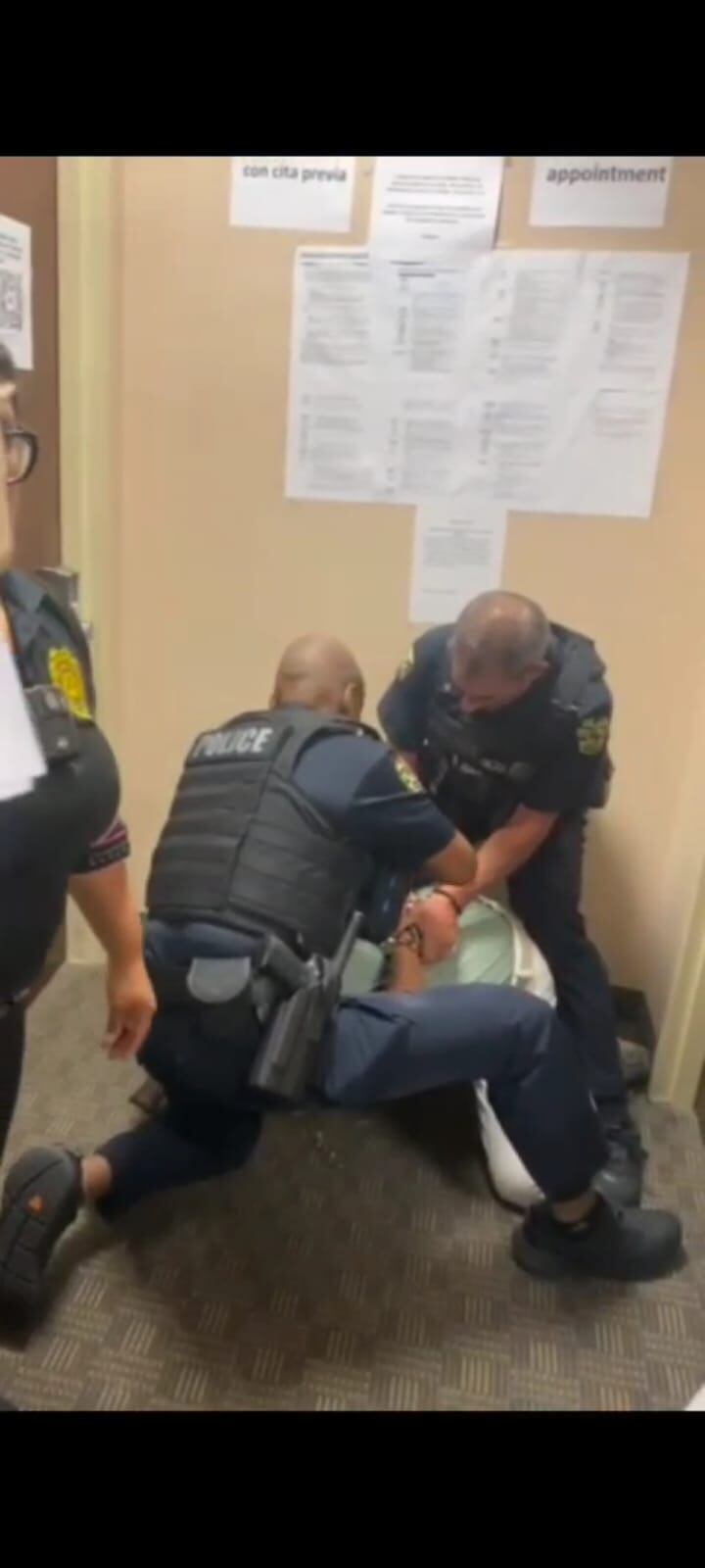 Michel Plazas Vega, al momento de ser inmovilizado por los policías.