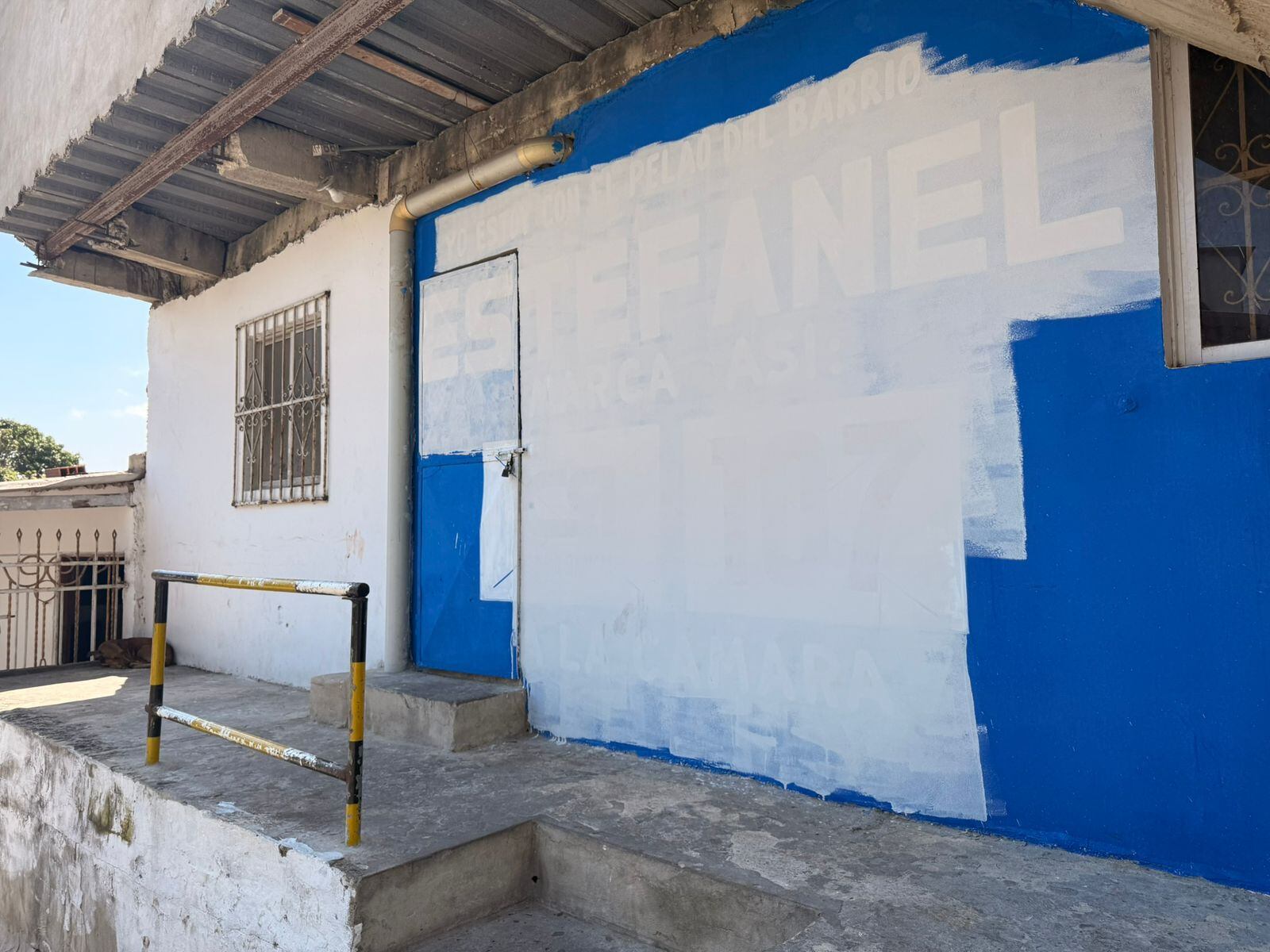 Bandas criminales hicieron borrar publicidad política.