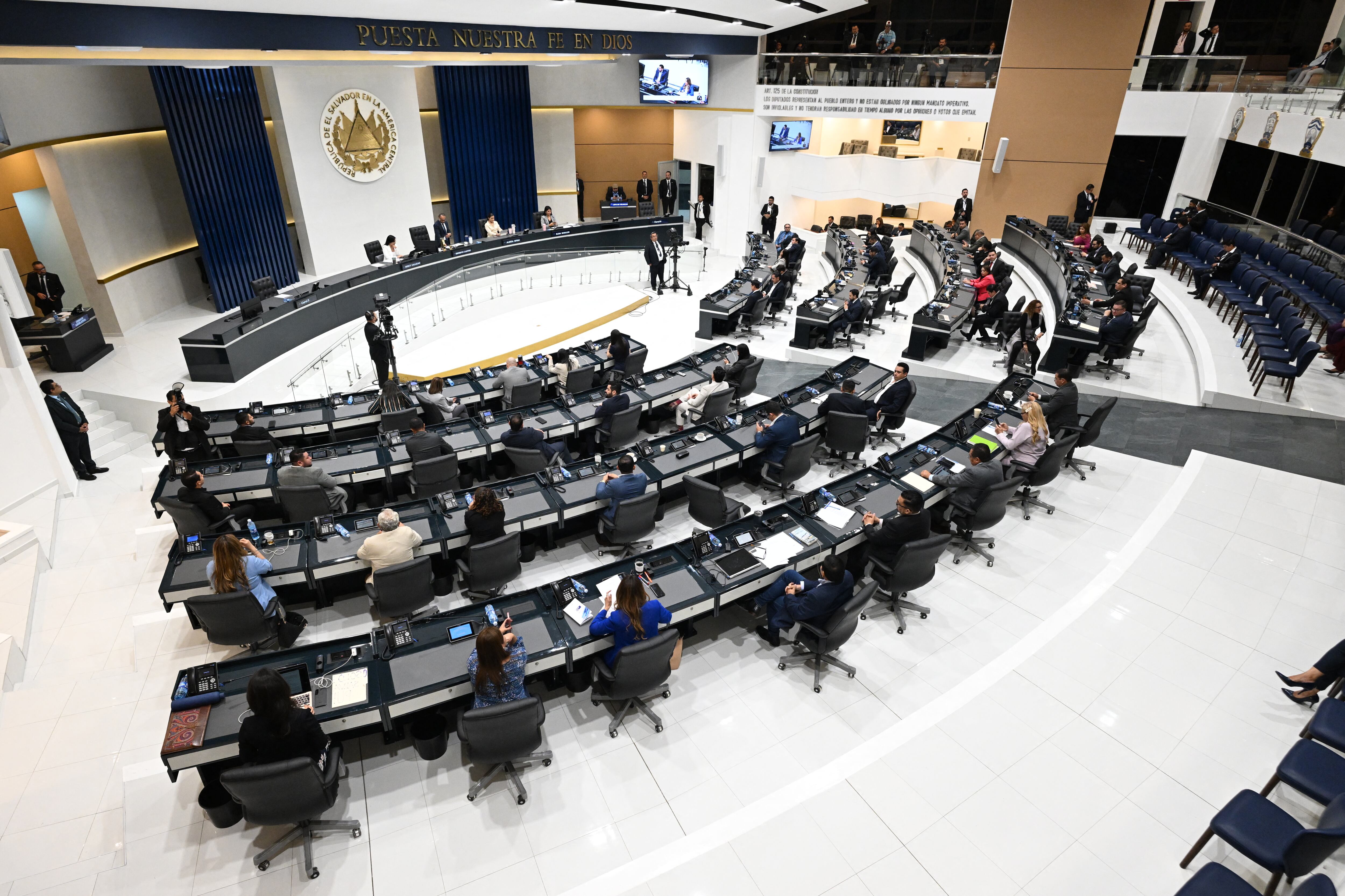 Vista general del Congreso mientras los diputados asisten a una sesión plenaria en San Salvador, el 31 de julio de 2025. El Congreso de El Salvador, dominado por el partido gobernante, debate la reelección presidencial indefinida el 31 de julio de 2025, con el objetivo de que el presidente Nayib Bukele continúe en la presidencia. Esta reforma también propone extender el mandato de cinco a seis años. (Foto de Marvin RECINOS / AFP)
