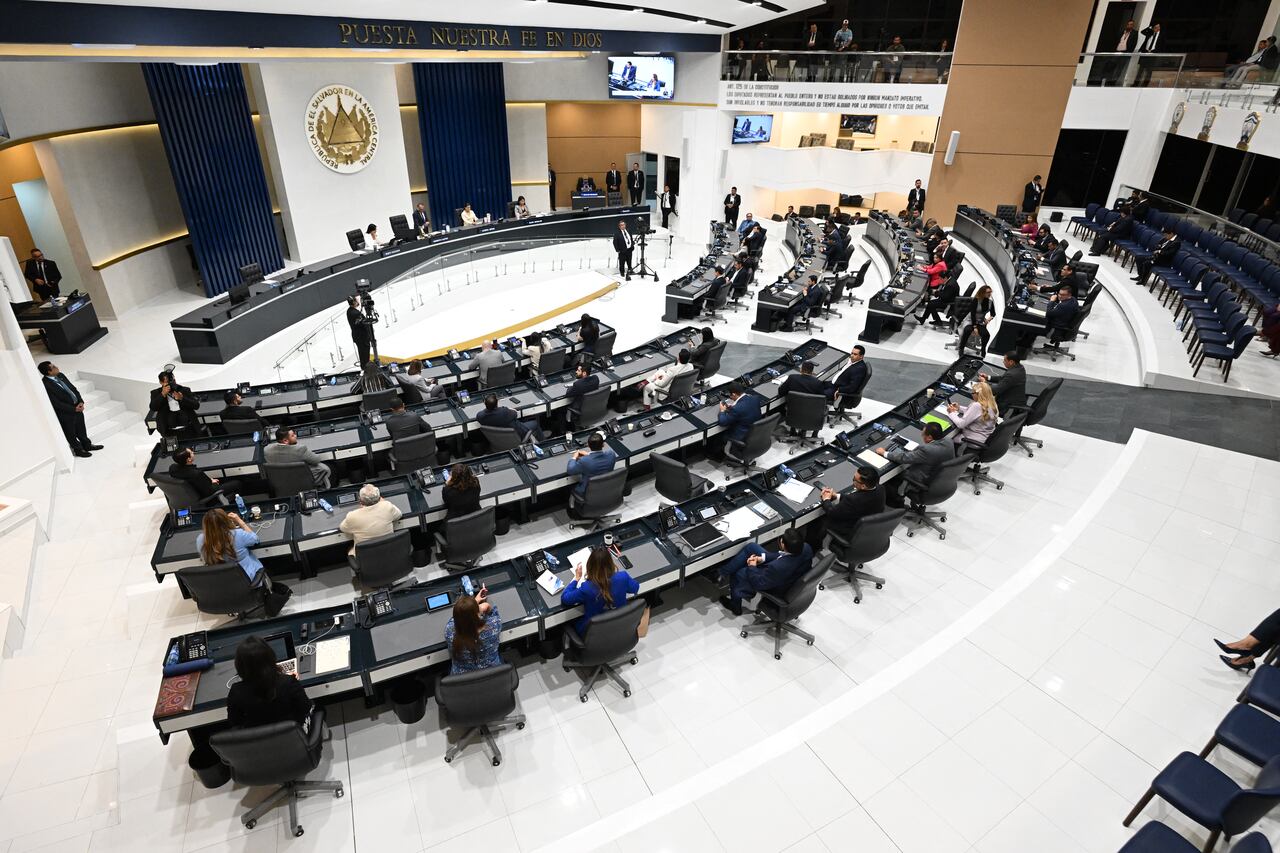 Vista general del Congreso mientras los diputados asisten a una sesión plenaria en San Salvador, el 31 de julio de 2025. El Congreso de El Salvador, dominado por el partido gobernante, debate la reelección presidencial indefinida el 31 de julio de 2025, con el objetivo de que el presidente Nayib Bukele continúe en la presidencia. Esta reforma también propone extender el mandato de cinco a seis años. (Foto de Marvin RECINOS / AFP)
