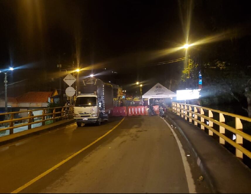 La vía al Llano se encuentra bloqueada debido a derrumbes en la zona
