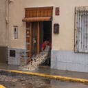 Un hombre arroja agua desde su casa después de las inundaciones en Valencia, España, el martes 29 de octubre de 2024. (Jorge Gil/Europa Press vía AP)