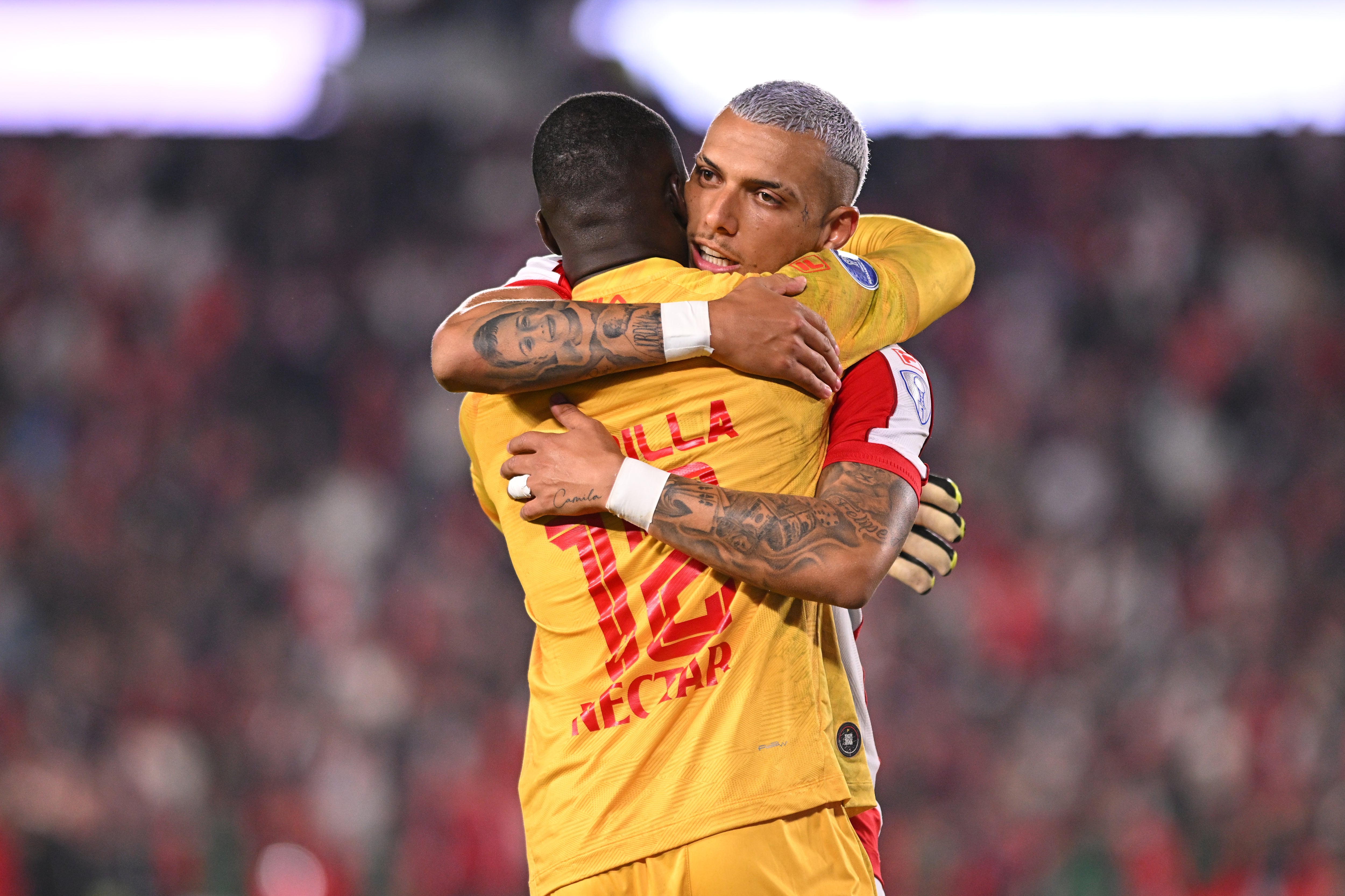 Franco Fagúndez abraza a Weimar Asprilla en medio del partido vs. River Plate por Copa Sudamericana