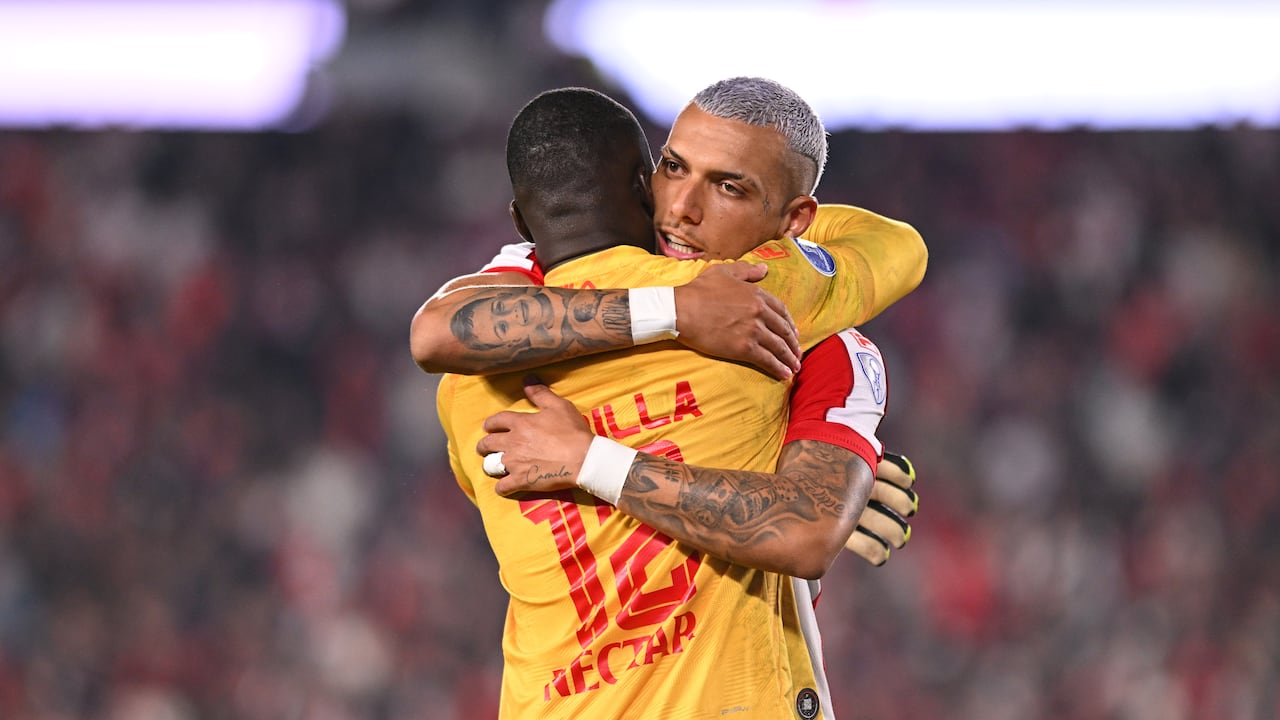 Franco Fagúndez abraza a Weimar Asprilla en medio del partido vs. River Plate por Copa Sudamericana