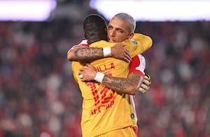 Franco Fagúndez abraza a Weimar Asprilla en medio del partido vs. River Plate por Copa Sudamericana