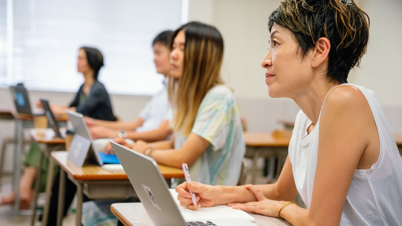 Se debe analizar el mercado laboral actual para saber cuáles son las mejores carreras para estudiar.
