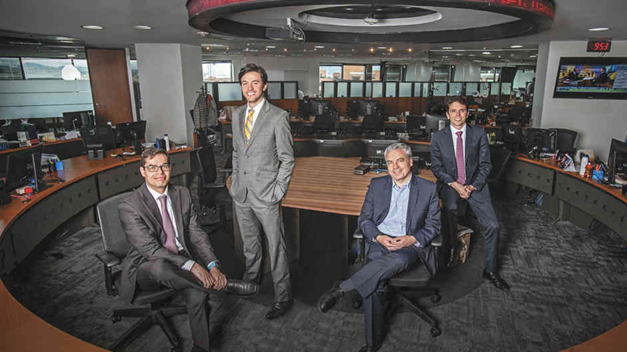 De izquierda a derecha: Sergio Olarte, economista jefe de ScotiaBank Colpatria; Camilo Pérez Álvarez, gerente de Investigaciones Económicas del Banco de Bogotá; Andrés Langebaek Rueda, director ejecutivo de Estudios Económicos del Grupo Bolívar y Camilo Andrés Durán, economista para Colombia de Credicorp Capital. Locación: BVC