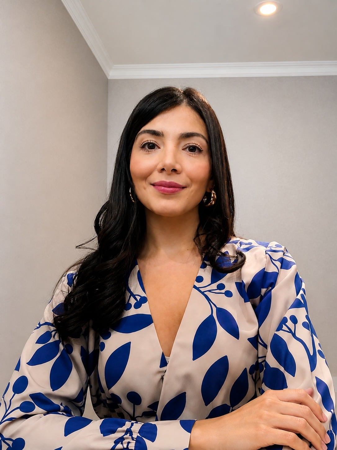 Carolina Bazurdo, encargada de la agenda, coordinando eventos, reuniones y demás compromisos de De La Espriella durante el año de campaña.