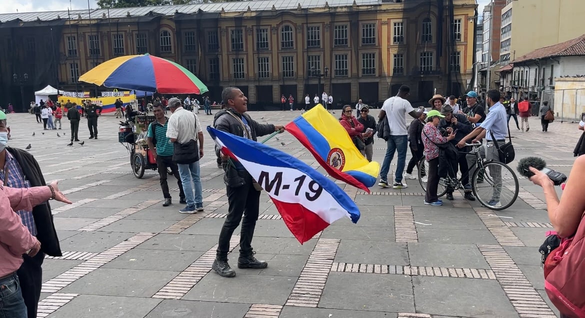 Manifestante con bandera del M-19