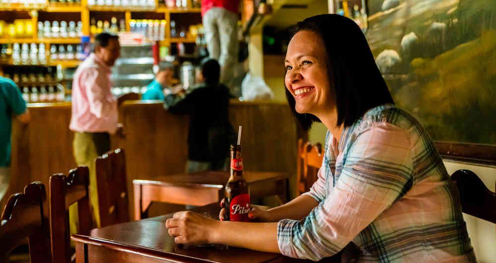 El bar abre a las cinco de la mañana. Unos llegan a tomar tinto y otros a rematar la rumba. 