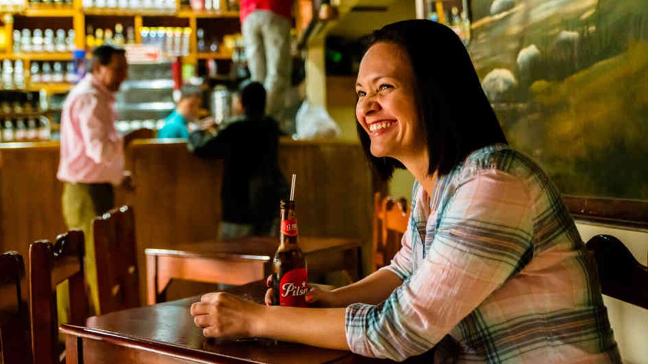 El bar abre a las cinco de la mañana. Unos llegan a tomar tinto y otros a rematar la rumba.