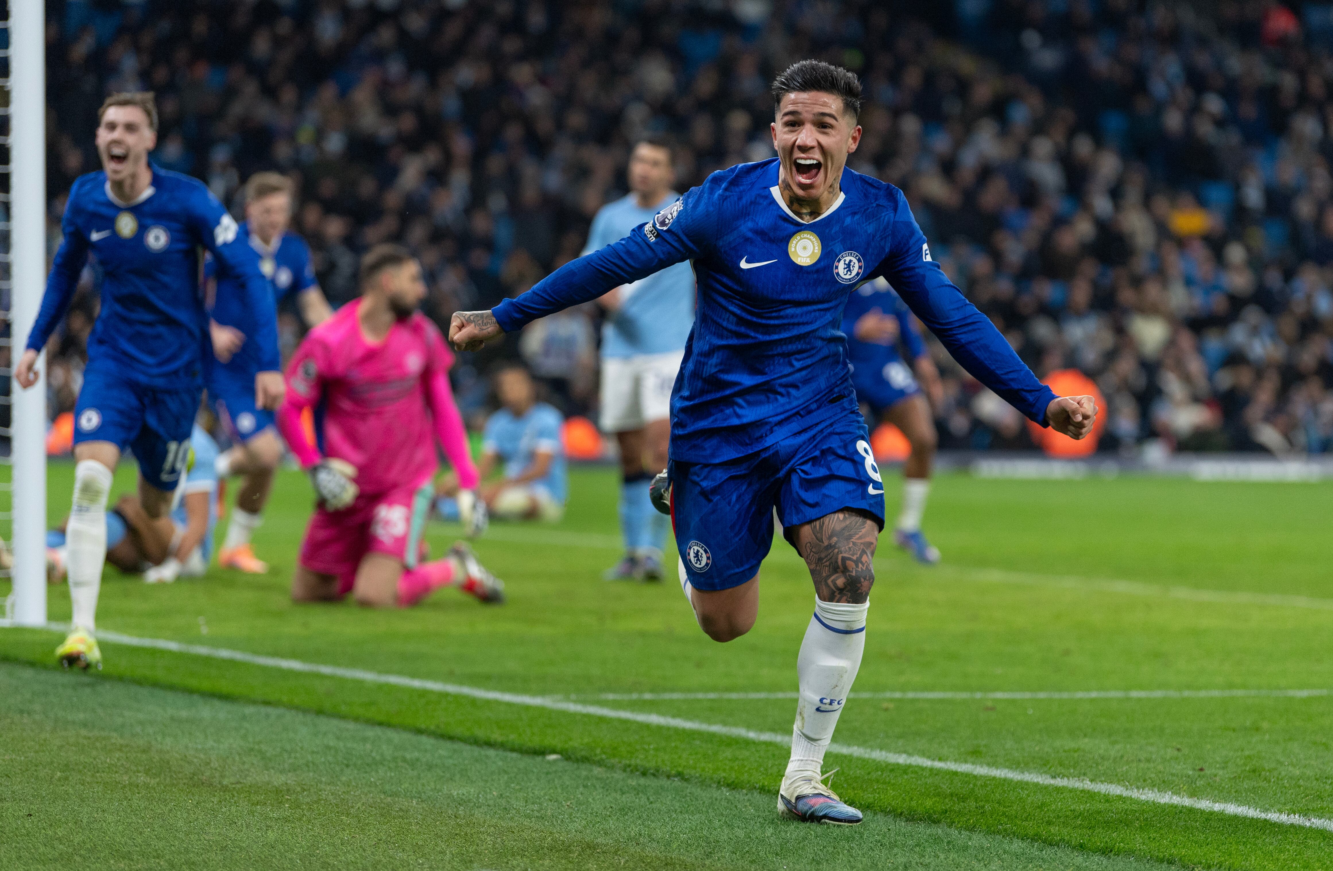 Enzo Fernández celebra el gol contra Manchester City.