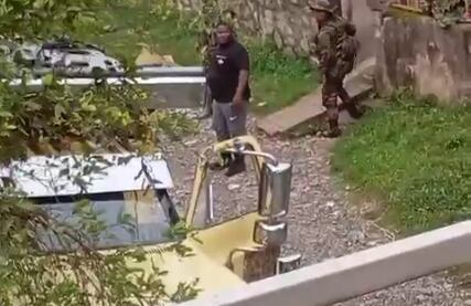 Este es el momento en que pretenden ingresar la volqueta cargada de explosivos.