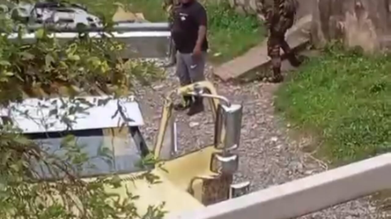 Este es el momento en que pretenden ingresar la volqueta cargada de explosivos.