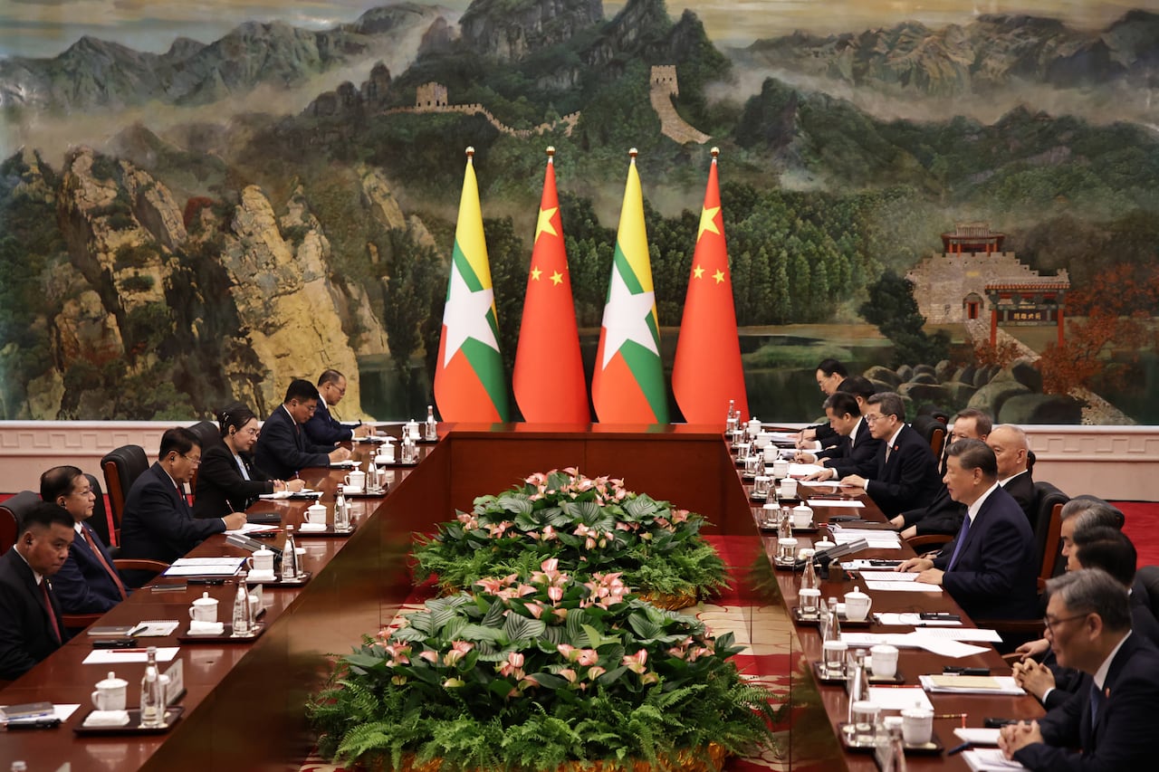 El presidente de China, Xi Jinping (4.ª dcha.), habla durante una reunión bilateral con el jefe militar de Myanmar, el general Min Aung Hlaing (2.ª izq.), antes de la Cumbre de la Organización de Cooperación de Shanghái (OCS) de 2025, en la Casa de Huéspedes de Tianjin, el 30 de agosto de 2025 en Tianjin, China.