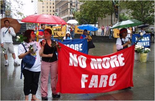 “Quiero hacerles saber que en Sydney, Australia, se logró reunir cerca de 500  personas entre colombianos y gente del resto del mundo, a pesar de la lluvia. Se entregaron rosas blancas, 2.000 volantes contra las Farc y se llevaron los ‘banners’ de protesta en contra de esta organización”, escribe Carlos Andrés Botero, uno de los coordinadores de la marcha en este lejano país.  