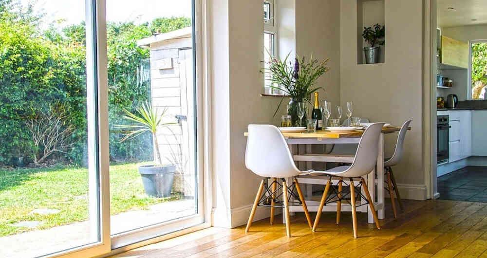 La entrada a la propiedad lo lleva al pasillo, que cuenta con almacenamiento incorporado y conduce a la sala de estar y comedor de planta abierta con grandes puertas corredizas orientadas al oeste que conducen al jardín. Foto: Foto: Jan Michaelis / Daily Mail