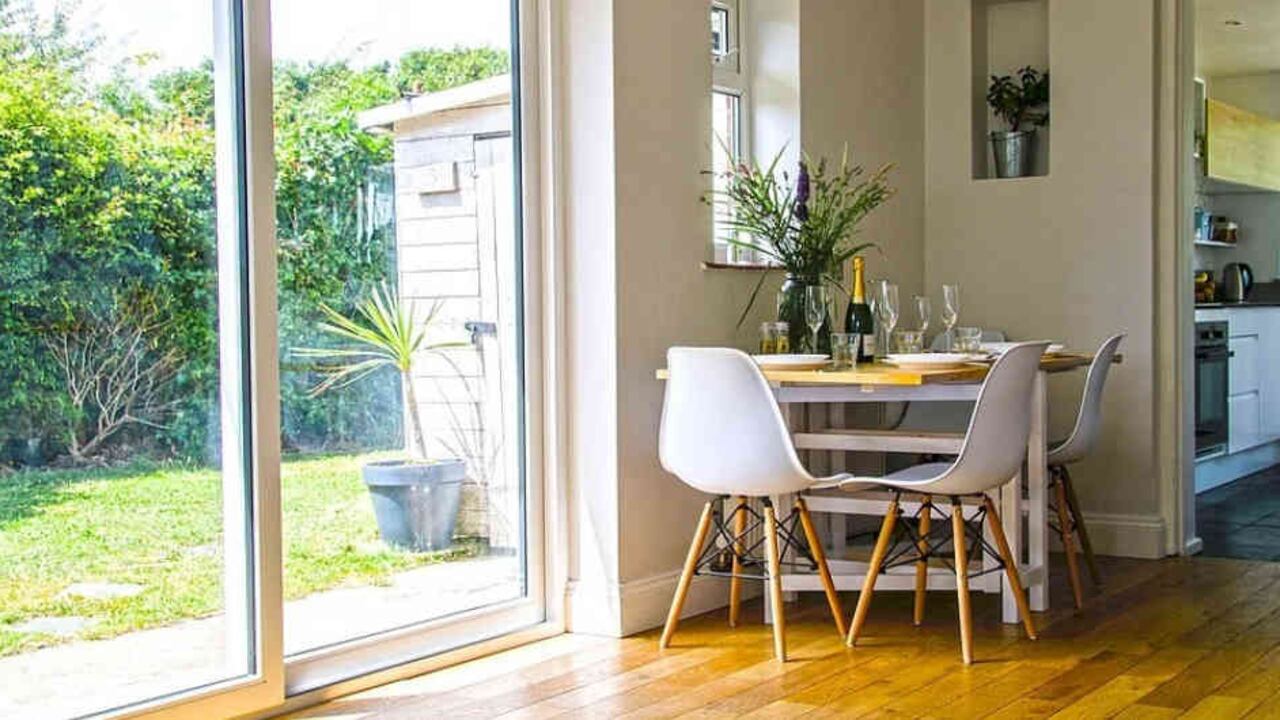 La entrada a la propiedad lo lleva al pasillo, que cuenta con almacenamiento incorporado y conduce a la sala de estar y comedor de planta abierta con grandes puertas corredizas orientadas al oeste que conducen al jardín. Foto: Foto: Jan Michaelis / Daily Mail