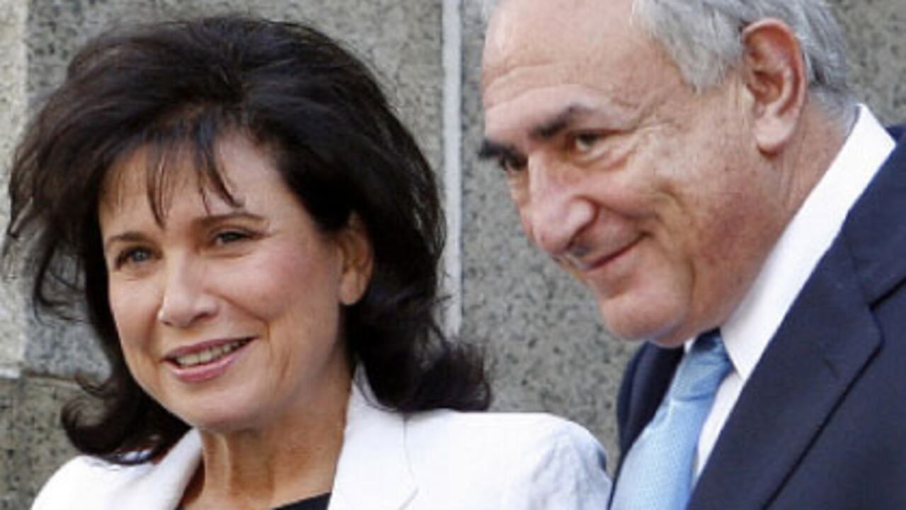 Strauss-Kahn y su esposa, Anne Sinclair, salieron sonrientes a caminar por Manhattan, luego de que un juez de Nueva York le dio libertad bajo palabra.