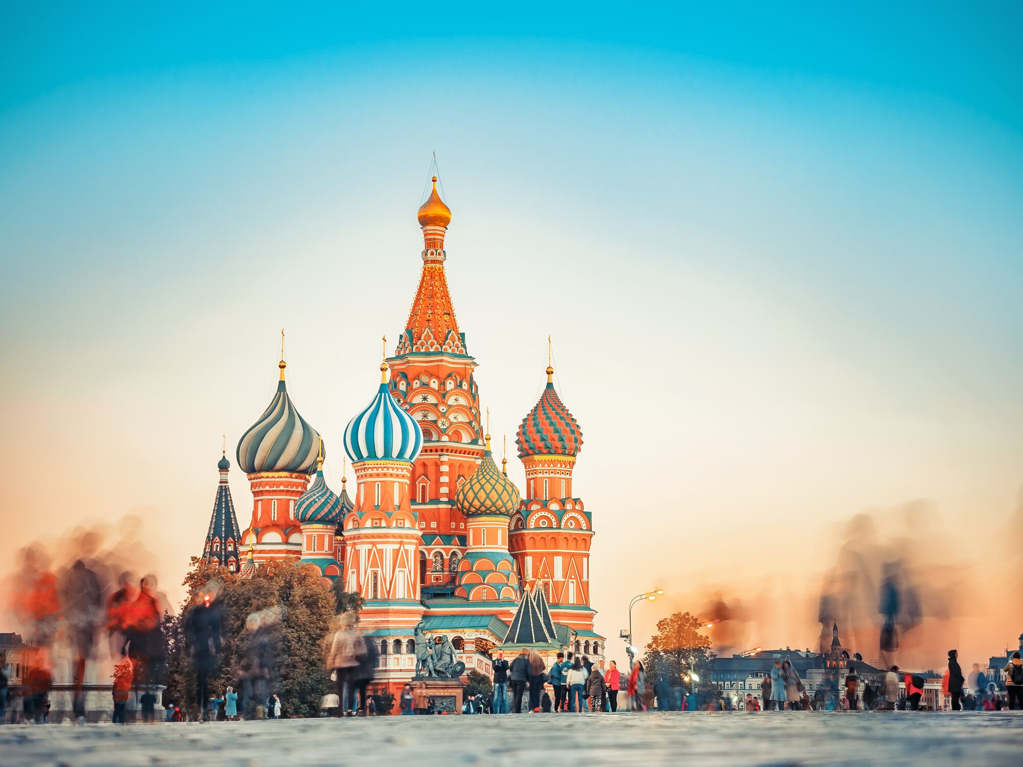 Catedral de San Basilio o Catedral de Vasily el Bendito o Catedral Pokrovsky en el Kremlin de Moscú en la Plaza Roja. Plaza Roja nocturna con gente irreconocible