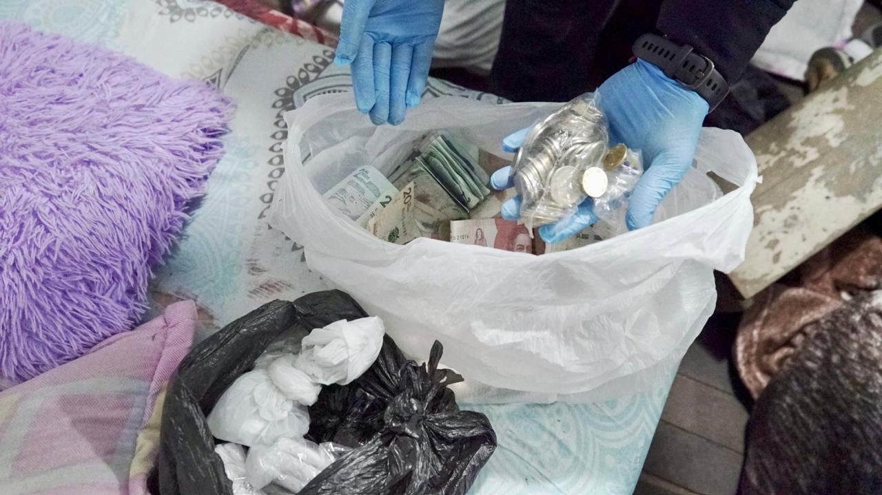 Se hallaron cerca de 400 dosis de estupefacientes en el pagadiario de San Bernardo.