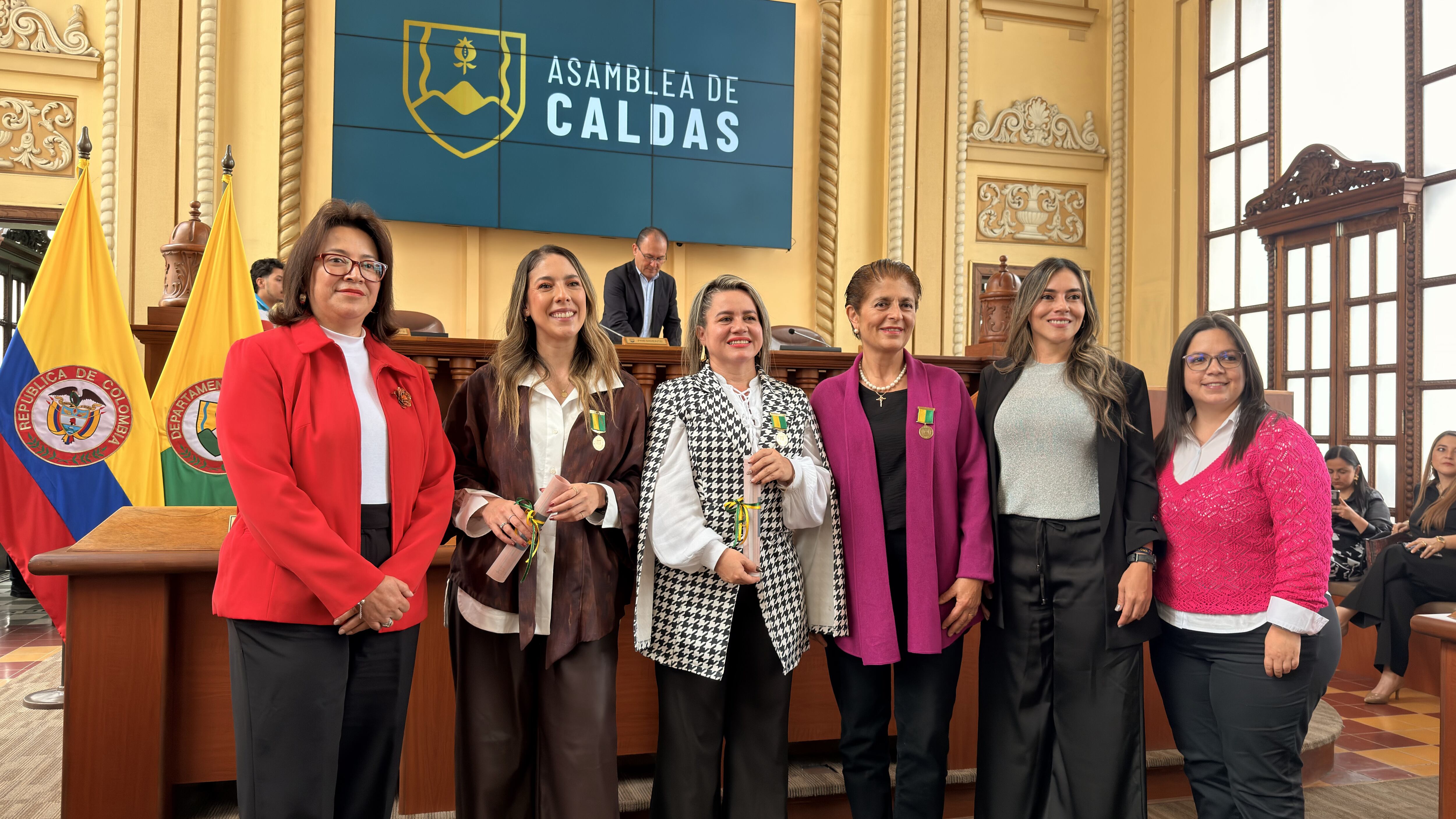 Juanita Gómez, directora de Video de SEMANA, recibe Orden al Mérito de la Asamblea de Caldas