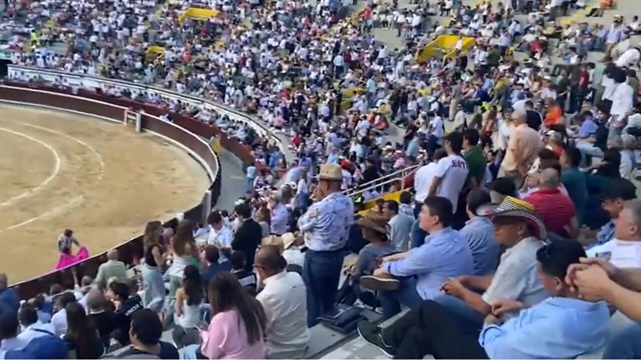 "Fuera Petro" de nuevo se escuchó entre los asistentes a la tauromaquia en Cali. Foto: @ArpellaR