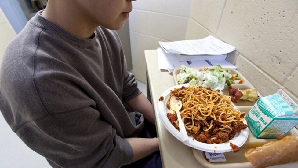 Los rostros de los adolescentes nunca se muestran y en lugar de centrarse en las críticas a los administradores. Todas estas imágenes forman parte de un libro que habla del proyecto para defender las instituciones para menores. El centro de detención Fairbanks es el segundo más grande en el estado de Arkansas. En esta foto, W., de 14 años y de la etnia esquimal Yup'ik, recibe su comida. Pasará menos de un mes detenido por violar los términos de su libertad condicional.
