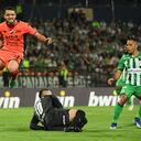 El portero del Atlético Nacional, Santiago Rojas (C) y el jugador del Nacional, Diego Duarte (L), luchan por el balón durante el partido de vuelta de la segunda ronda de la Copa Libertadores entre el Atlético Nacional de Colombia y el Nacional de Paraguay en el estadio Atanasio Girardot en Medellín, Colombia, en febrero. 28 de diciembre de 2024. (Foto de Jaime SALDARRIAGA / AFP)