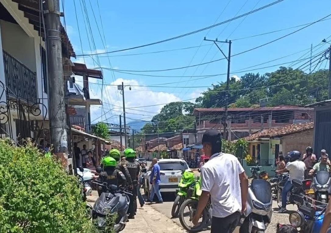 Una persona con aparentes problemas de salud mental fue trasladada a un centro asistencial luego del procedimiento.