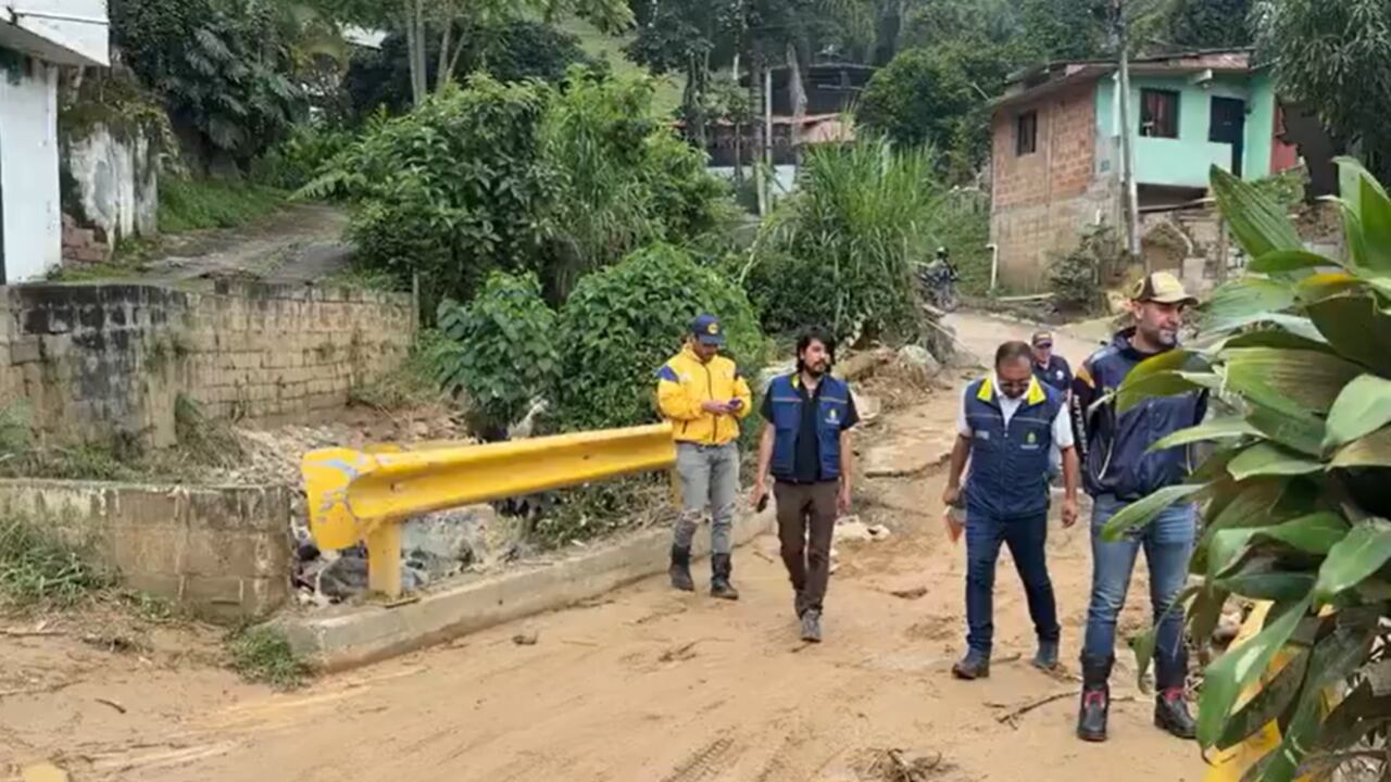 Autoridades atienden emergencias en el occidente de Medellín.