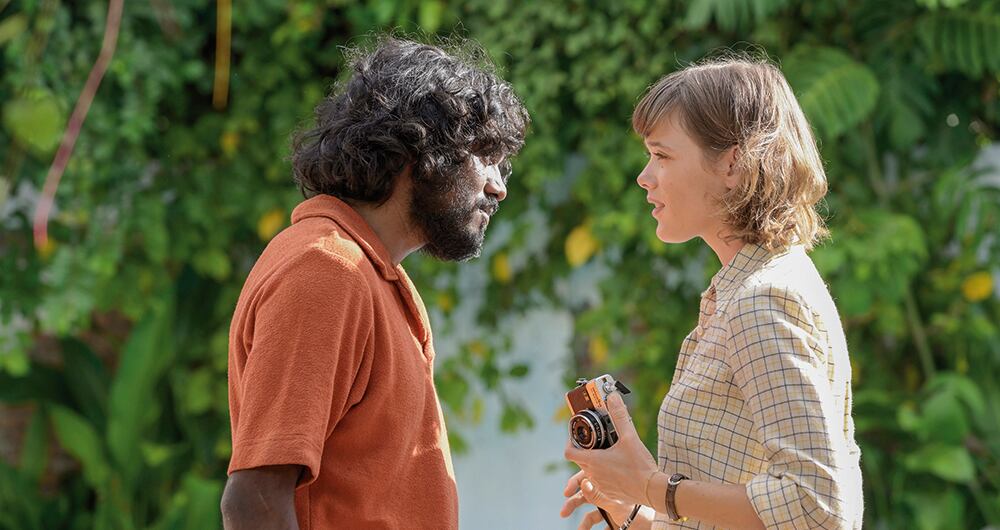    Amesh Edireweera como Ajay Chowdhury, otro de los grandes cómplices del criminal, y Mathilde Warnier como Nadine Gires, la vecina de Sobhraj que recopiló pruebas en su contra.