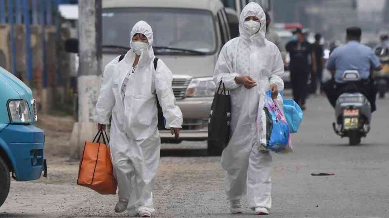 La municipalidad instó a sus habitantes a que se abstengan de viajes "no esenciales" fuera de Pekín y se han reducido drásticamente las conexiones aéreas.